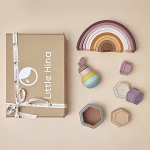 Set Explorando Colores con juguetes educativos: arcoíris Sally apilable, pera encastrable Lola y vasos apilables Elsie, diseñados para estimular la creatividad y las habilidades motoras.